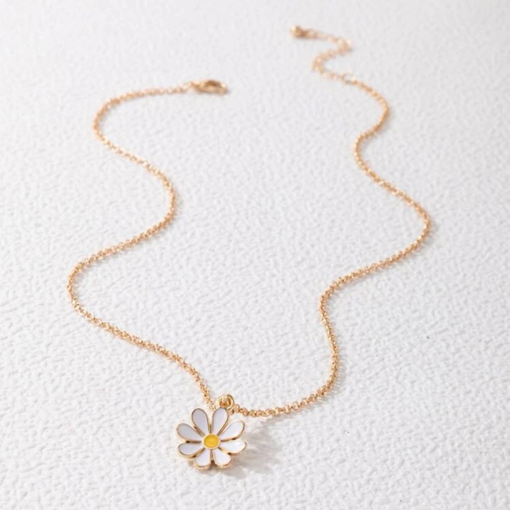 Daisy charm necklace
